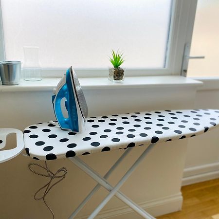 Modern 1-Bed Apt 30Min To Central London & Parking Kültér fotó