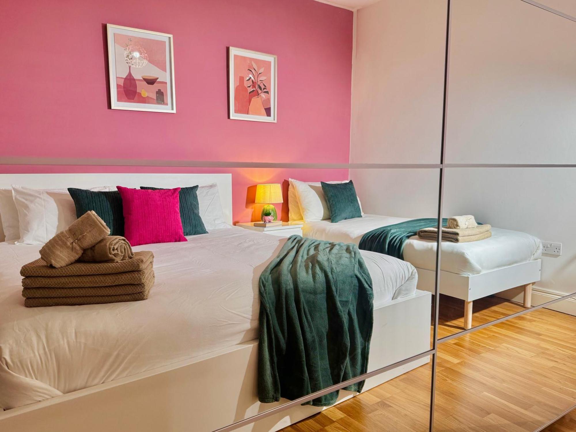 Modern 1-Bed Apt 30Min To Central London & Parking Kültér fotó