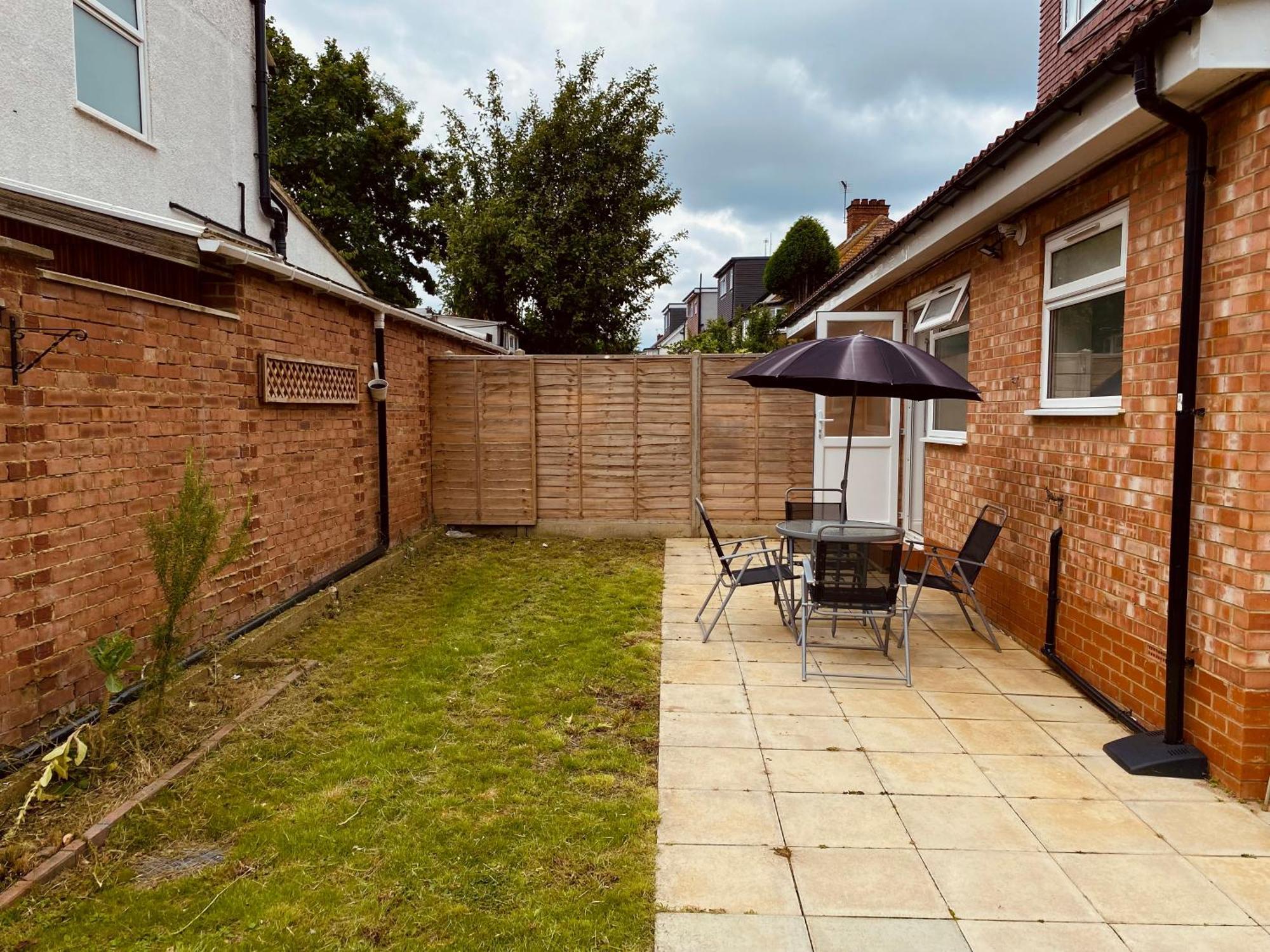 Modern 1-Bed Apt 30Min To Central London & Parking Kültér fotó