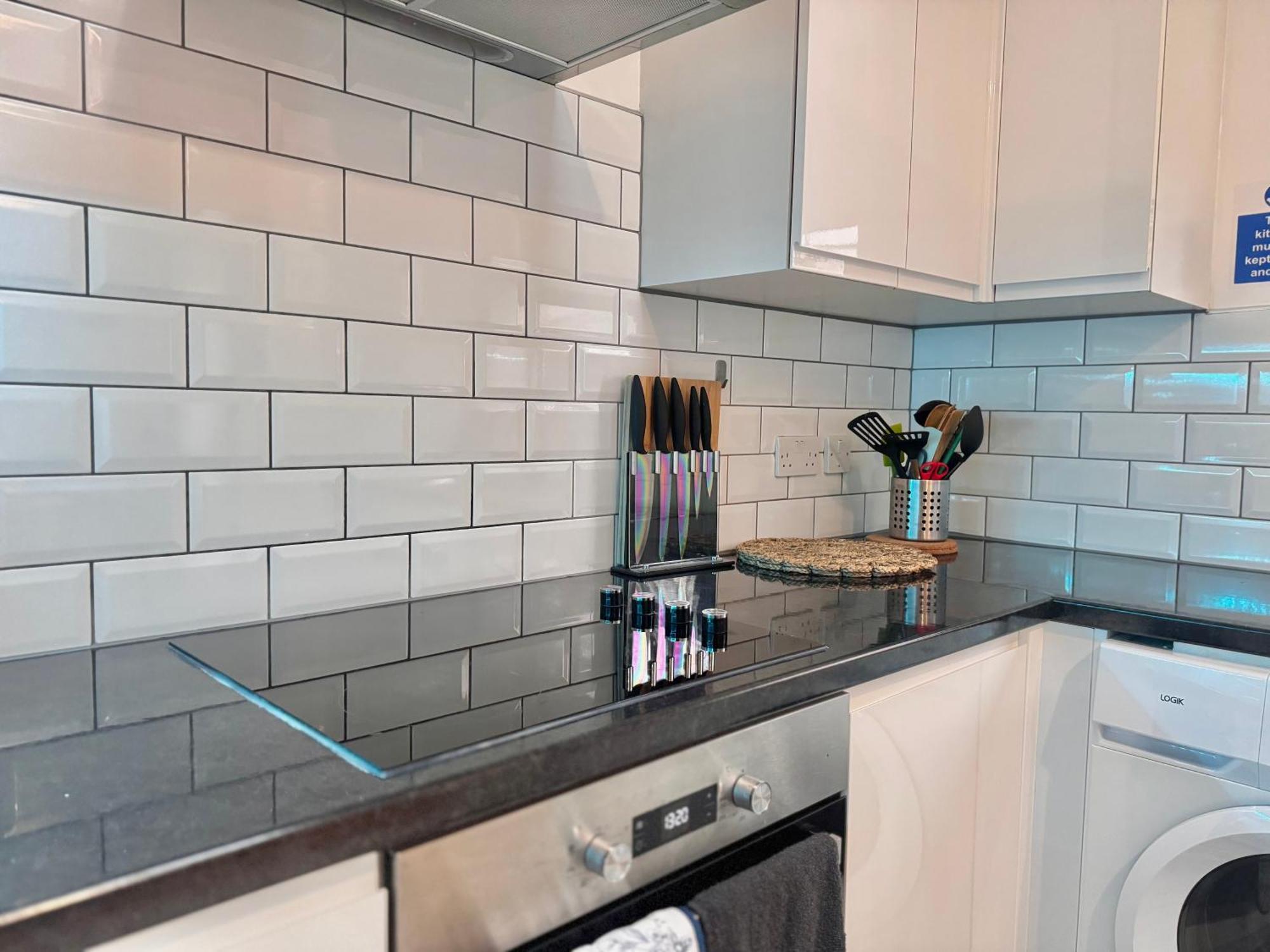 Modern 1-Bed Apt 30Min To Central London & Parking Kültér fotó